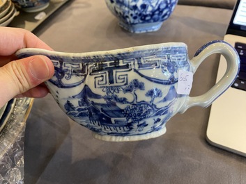Zeven stukken Chinees blauw-wit porselein, Kangxi/Qianlong