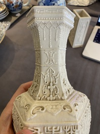 Een Chinese monochrome cr&egrave;mekleurige craquel&eacute; vaas en een penselenbeker met reli&euml;fdecor, Qing