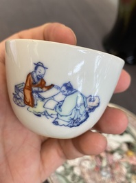 Vier Chinese schotels en drie koppen in blauw-wit, doucai en famille rose porselein, Kangxi en later