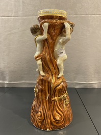 Een Chinese faux-bois exportporseleinen sokkel met twee knapen, Qianlong
