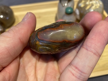 Neuf tabati&egrave;res en agate, Chine, 19/20&egrave;me