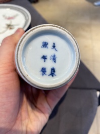 Een Chinese koperrode 'draken' vaas op houten sokkel, Kangxi merk, 19/20e eeuw