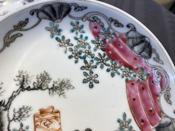 Een paar Chinese famille rose koppen en schotels met tortelduiven, Qianlong