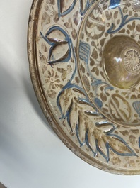 Grand plat hispano-mauresque &agrave; &eacute;mail lustr&eacute; &agrave; d&eacute;cor ornemental, Espagne, 16&egrave;me
