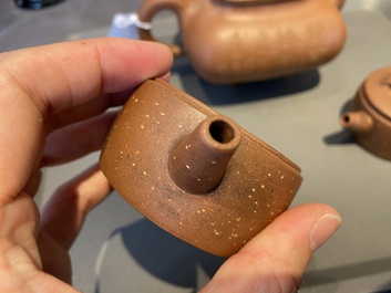 Drie Chinese Yixing steengoed theepotten met deksels, Republiek