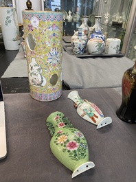 Een opengewerkte Chinese famille rose hoedensteun en twee wandvaasjes, 19/20e eeuw