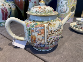 Een fijne Chinese famille rose theepot met mandarijns decor, Qianlong