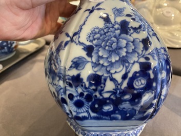 Zeven stukken Chinees blauw-wit porselein, Kangxi/Qianlong