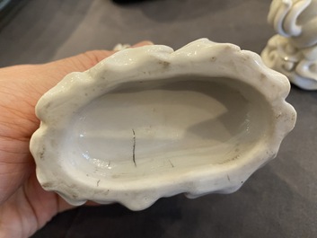 Een paar Chinese Dehua blanc de Chine sculpturen van xiezhi, wellicht Kangxi