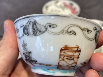 Een paar Chinese famille rose koppen en schotels met tortelduiven, Qianlong