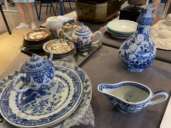 Zeven stukken Chinees blauw-wit porselein, Kangxi/Qianlong