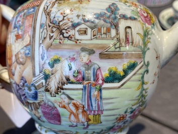 Een fijne Chinese famille rose theepot met mandarijns decor, Qianlong