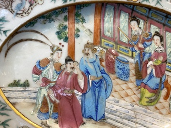 Een Chinese ovalen Canton famille rose schotel, 19e eeuw