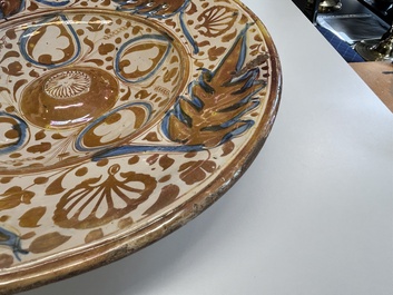 Grand plat hispano-mauresque &agrave; &eacute;mail lustr&eacute; tr&egrave;s brillant &agrave; d&eacute;cor ornemental, Espagne, 16&egrave;me