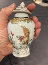 Een Chinese famille rose theebus met een vogel op een rots, Yongzheng
