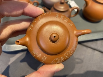 Cinq th&eacute;i&egrave;res couvertes en gr&egrave;s de Yixing, Chine, R&eacute;publique