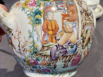 Een fijne Chinese famille rose theepot met mandarijns decor, Qianlong