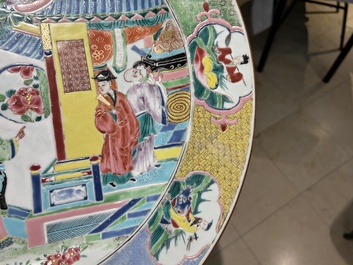 Grand plat en porcelaine de Chine famille rose &agrave; d&eacute;cor d'une sc&egrave;ne de temple et avec huit immortels au contour, Yongzheng