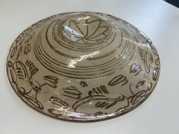 Grand plat hispano-mauresque &agrave; &eacute;mail lustr&eacute; &agrave; d&eacute;cor ornemental, Espagne, 16&egrave;me