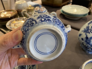 Zeven stukken Chinees blauw-wit porselein, Kangxi/Qianlong