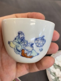 Vier Chinese schotels en drie koppen in blauw-wit, doucai en famille rose porselein, Kangxi en later