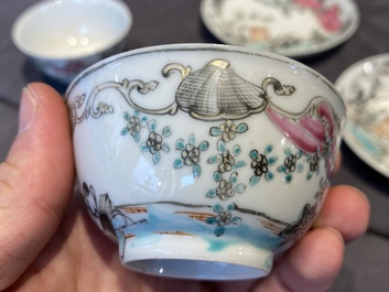 Een paar Chinese famille rose koppen en schotels met tortelduiven, Qianlong