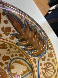 Grand plat hispano-mauresque &agrave; &eacute;mail lustr&eacute; tr&egrave;s brillant &agrave; d&eacute;cor ornemental, Espagne, 16&egrave;me