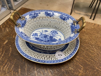 Een Chinese opengewerkte blauw-witte mand op onderschotel, Qianlong