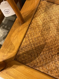 Een paar Chinese 'hoefijzer' stoelen in olm, Republiek