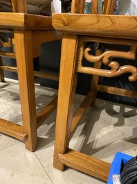 Een paar Chinese 'hoefijzer' stoelen in olm, Republiek
