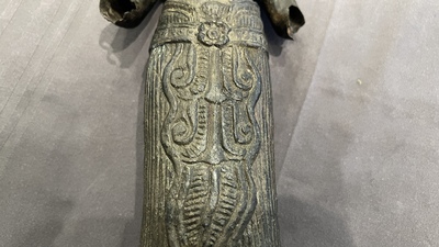 Een bronzen Khmer sculptuur van de godin Uma, Cambodja, 10/11e eeuw