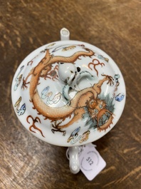 Een Chinese famille rose 'draken' theepot met deksel, Qingwan 清玩 merk, 19e eeuw