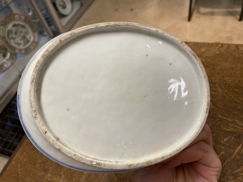 Een Chinese opengewerkte blauw-witte mand op onderschotel, Qianlong