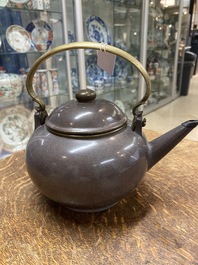 Th&eacute;i&egrave;re couverte en gr&egrave;s de Yixing poli de couleur pourpre pour le march&eacute; thai, Chine, 19&egrave;me