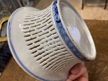 Een Chinese opengewerkte blauw-witte mand op onderschotel, Qianlong