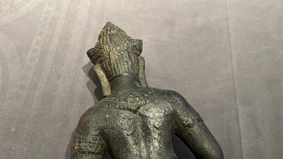 Een bronzen Khmer sculptuur van de godin Uma, Cambodja, 10/11e eeuw