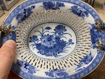 Een Chinese opengewerkte blauw-witte mand op onderschotel, Qianlong