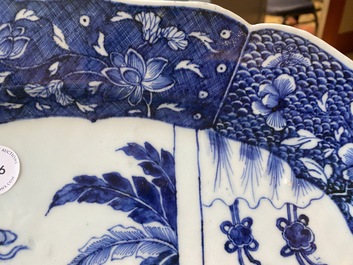 Een grote Chinese blauw-witte 'Xi Xiang Ji' schotel, Qianlong