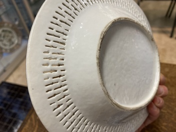 Een Chinese opengewerkte blauw-witte mand op onderschotel, Qianlong