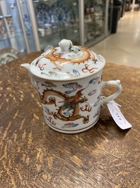 Een Chinese famille rose 'draken' theepot met deksel, Qingwan 清玩 merk, 19e eeuw