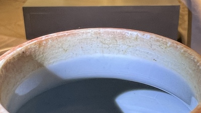 Een Chinese koraalrode dekselvaas en een sang de boeuf vaas met verguld decor, 19/20e eeuw