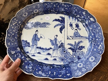 Een grote Chinese blauw-witte 'Xi Xiang Ji' schotel, Qianlong