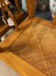 Een paar Chinese 'hoefijzer' stoelen in olm, Republiek