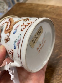 Een Chinese famille rose 'draken' theepot met deksel, Qingwan 清玩 merk, 19e eeuw