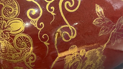 Een Chinese koraalrode dekselvaas en een sang de boeuf vaas met verguld decor, 19/20e eeuw
