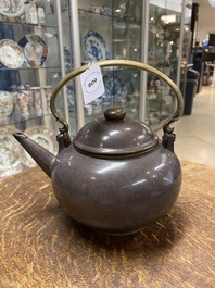 Th&eacute;i&egrave;re couverte en gr&egrave;s de Yixing poli de couleur pourpre pour le march&eacute; thai, Chine, 19&egrave;me