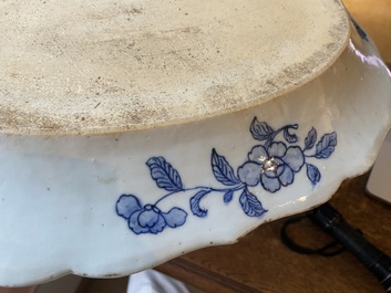 Een grote Chinese blauw-witte 'Xi Xiang Ji' schotel, Qianlong