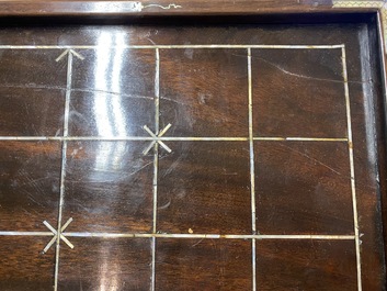 Echiquier de Xiangqi en bois incrust&eacute; de nacre, Chine, 19&egrave;me