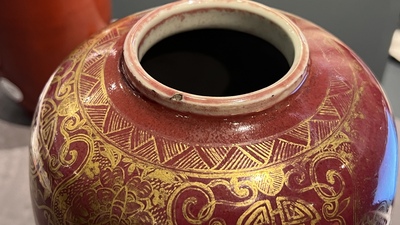 Een Chinese koraalrode dekselvaas en een sang de boeuf vaas met verguld decor, 19/20e eeuw