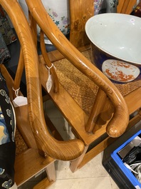 Een paar Chinese 'hoefijzer' stoelen in olm, Republiek